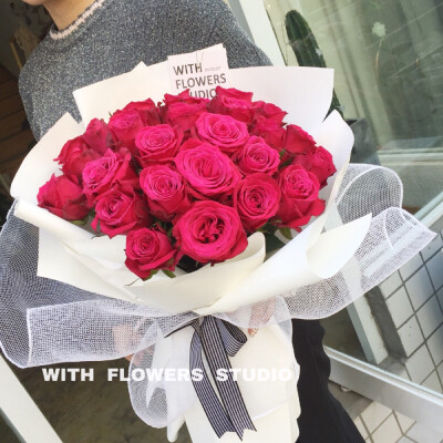很正很美的深玫红玫瑰.
卖花真的就是
把最好最甜的滋味，散播到东南西北呀。☺️