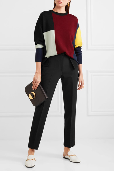 Victoria Beckham 近日在 Instagram 上传了一张身着简洁 T 恤、黑色长裤和白色运动鞋的个人照片，亲身证明了精制衣着为造型提供的不只是时髦还有便捷。这款直筒裤出自她的 “Victoria” 副线品牌，裁自柔软的黑色绉纱，点缀着棉滚边。何不再配上同品牌光学眼镜，精彩诠释何为时髦型格。