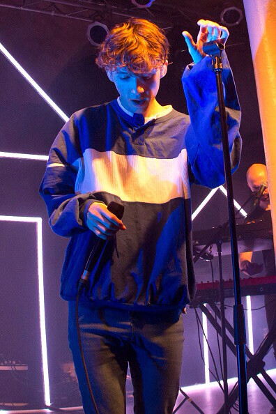 #Troye Sivan##Blue Neighbourhood Tour# BN Tour洛杉矶第一晚，戳爷身着ysl新衬衫在台上扭成精在演唱会开始前，戳还走了saint laurent在LA的红地毯