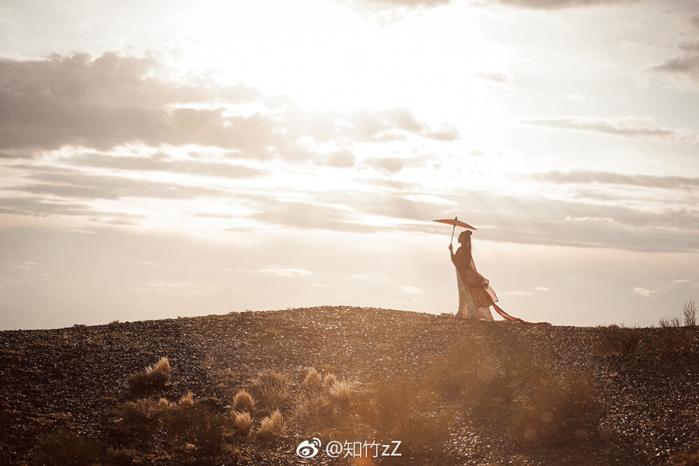 从此以后，我遇见青山，遇见云雾； 独自看这世间所有风景，却再也未能与你相遇。
#出镜：@一只玄酱
摄影/后期：@知竹zZ
服装：@宴山亭传统服饰定制_初六