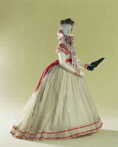 在所有古典女装中，最喜欢1860年代的克里诺林后期款式，宽大的裙裾，后摆延长拖在地上，非常华贵的感觉。 ​​​