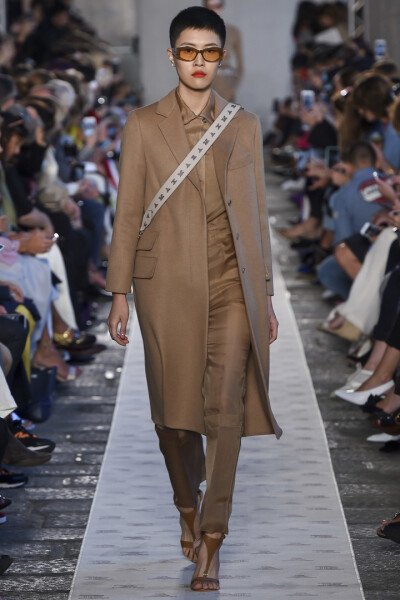 意大利时尚品牌 Max Mara 2018 春夏高级成衣 本季系列经典的驼色继续在品牌设计中得以展现，简约立体的廓形也是Max Mara品牌继续倡导的设计理念～