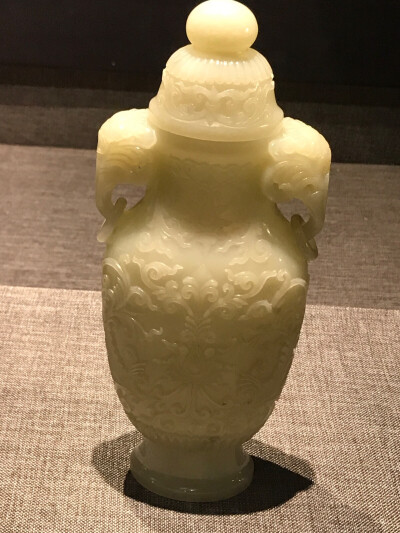 玉活环耳浮雕西番莲纹瓶 高22.5厘米