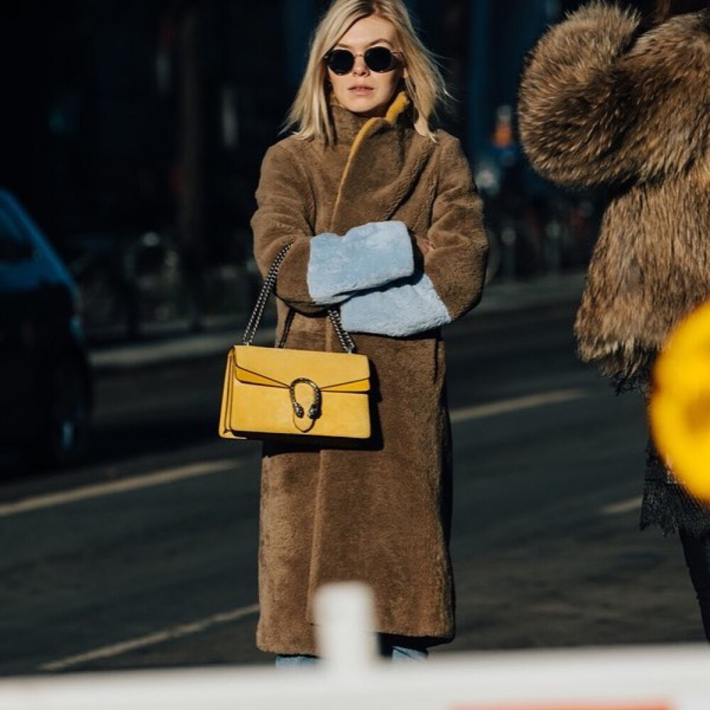 街拍黄色的酒神包