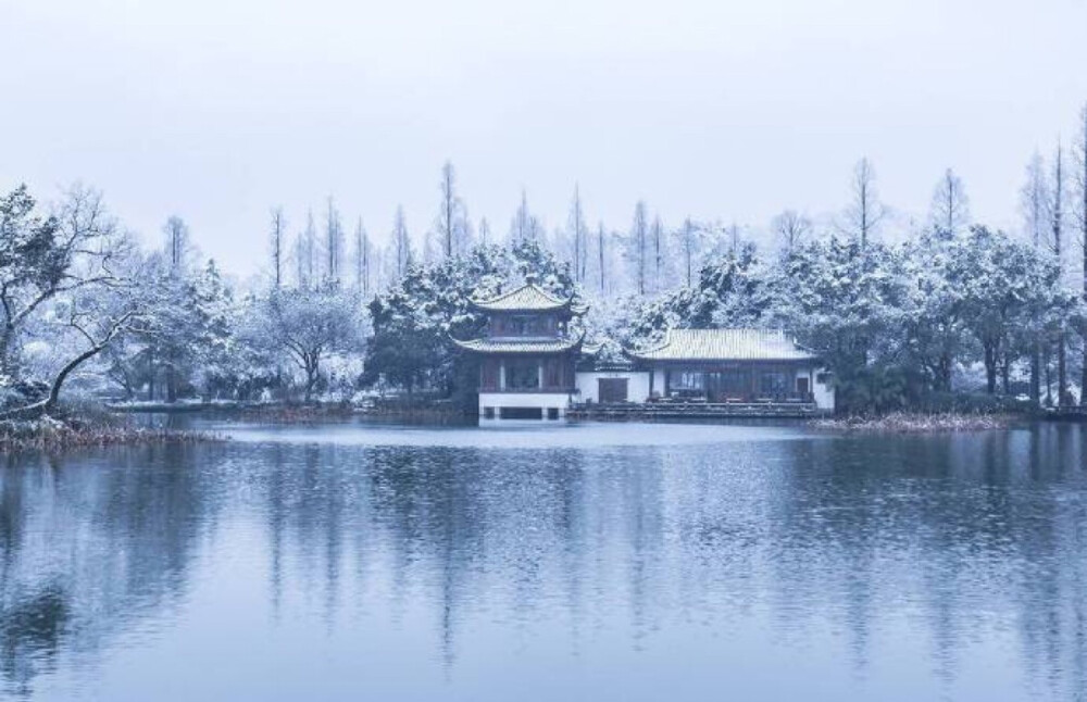 有怪踩月而来，美如秋水，清如山河，生呆若木鸡，爱而不能忍，甚倾之——云琅《昭奚旧草》