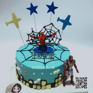 宝贝喜欢蜘蛛侠和金刚侠