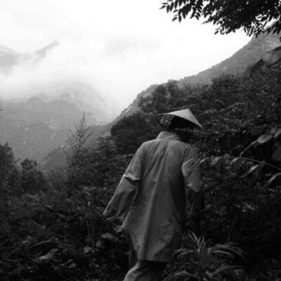  窗外暴雨再狂澜淋不湿屋内的你我是暴雨,你还是你.