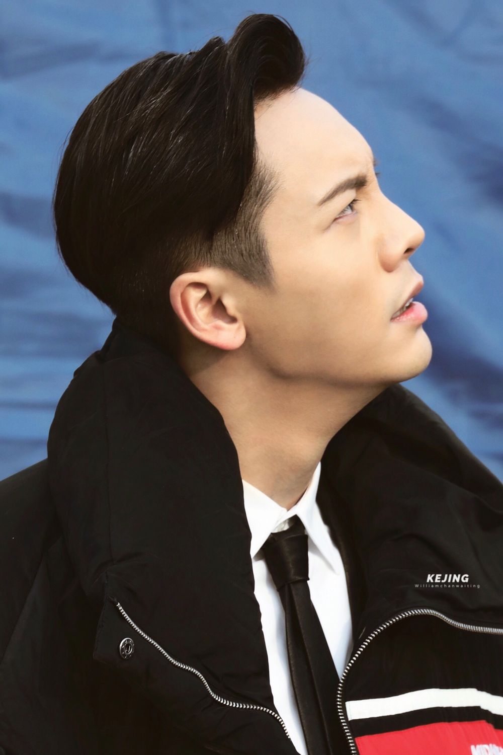 【陈伟霆 William Chan】171119 橙红年代 刘子光 探班 1366 x 2049 px (图源：微博 @静等等-William weibo.com/1926039611/FvX2asoQu)