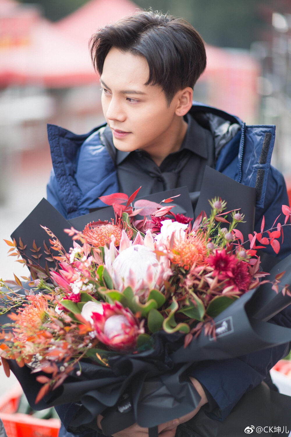 【陈伟霆 William Chan】171121 橙红年代 刘子光 生日探班 3344 x 5016 px (图源：微博 @CK坤儿 weibo.com/1703984027/Fw7680GBt)