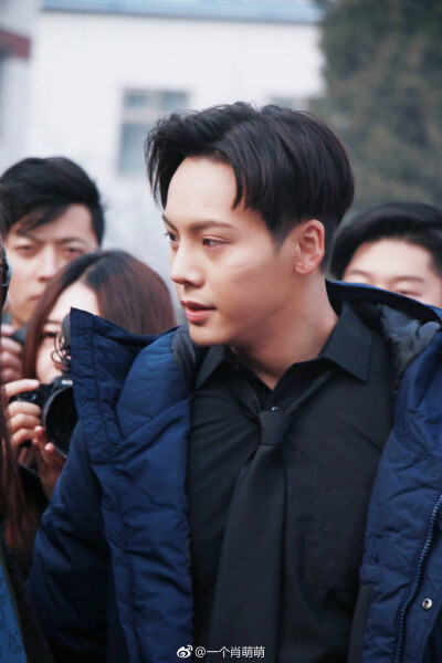 【陈伟霆 William Chan】171121 橙红年代 刘子光 生日探班 2000 x 3000 px (图源：微博 @一个肖萌萌 weibo.com/1791953287/Fw8D5m086)