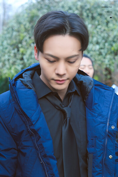 【陈伟霆 William Chan】171121 橙红年代 刘子光 生日探班 2000 x 3001 px (图源：微博 @IAMWILL-1121陈伟霆图博 weibo.com/3128438331/Fw91NdrCe)