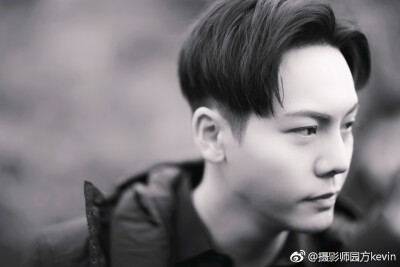 【陈伟霆 William Chan】171121 橙红年代 刘子光 生日探班 960 x 640 px (图源：微博 @摄影师园方kevin weibo.com/2949073902/FwgFfFayA)