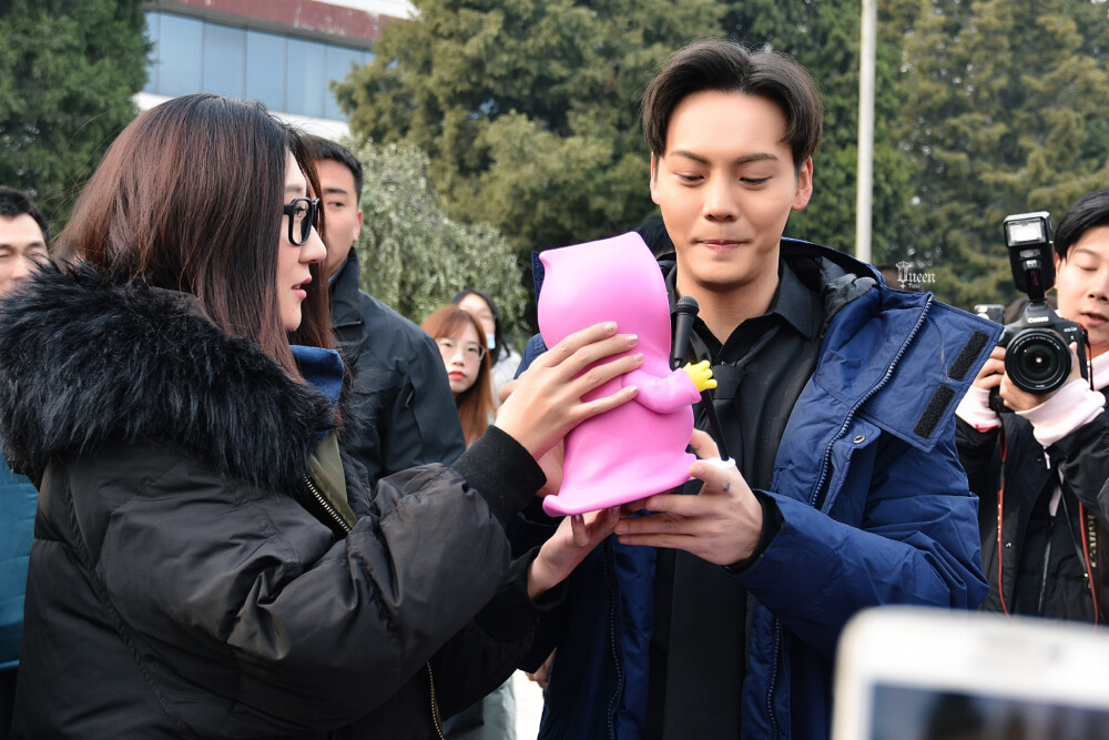 【陈伟霆 William Chan】171121 橙红年代 刘子光 生日探班 2048 x 1365 px (图源：微博 @女皇时代周刊 weibo.com/5514173101/Fwa8S4ebh)