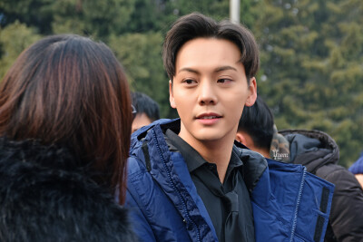 【陈伟霆 William Chan】171121 橙红年代 刘子光 生日探班 2048 x 1365 px (图源：微博 @女皇时代周刊 weibo.com/5514173101/Fwa8S4ebh)