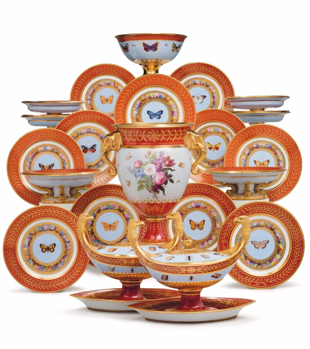 塞夫勒名瓷Marly Rouge系列甜點餐具組（部分精選）
為拿破侖一世所作
包含冰桶連蓋及内屜，雙耳以象頭裝飾，兩面繪有昆蟲環繞的花束
另含成對鷹頭醬汁器皿連蓋及托，頂端飾有破壳而出的雛鷹
桶高 33.3 cm.
共28件
約1807-1809年