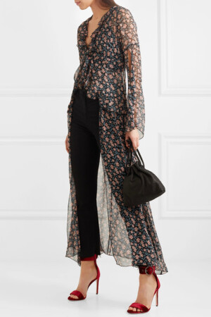 Anna Sui 2018 早春度假系列的配色灵感来自 Sarah Moon、Deborah Turbeville 和 Guy Bourdin 等她钟爱摄影师的作品。这款 “Lilies of the Valley” 长袍裁自印有复古花卉图样的真丝雪纺，开衩双袖平添灵动飘逸之感，搭配牛仔单品穿着最是洒脱优雅。