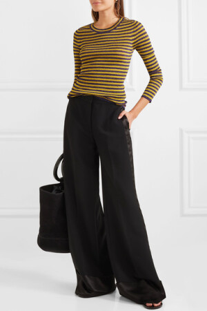 Missoni 的这款毛衣来自于生机勃勃的 2018 早春度假系列，颇有 1970 年代的迪斯科风范。诞生于意大利的它剪裁自金属感罗纹针织面料，衣身带有金色和紫色条纹图案，充满动感活力。不妨将它搭配经典精裁装束，为这个季节带来一抹闪亮光彩。