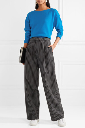 Theory 这款毛衣以柔软的羊绒制成，抢眼的天蓝色令传统设计散发出时尚气息。单品剪裁舒适宽松，阔边罗纹边饰为衣身稍添立体感，略短款的廓形可轻松束入高腰长裤中造型。