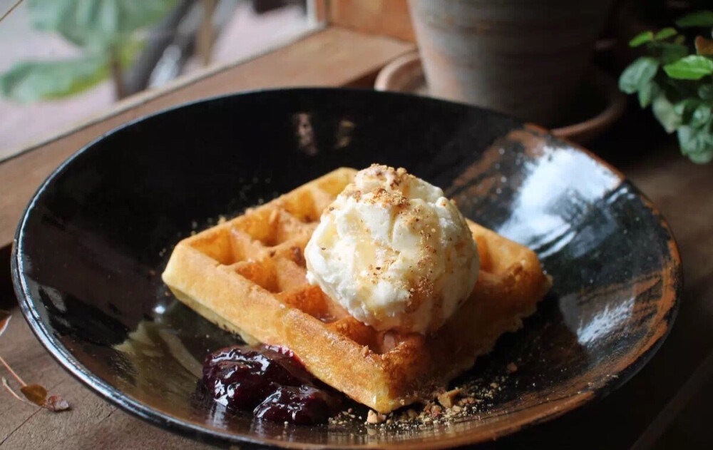 华夫饼（Waffle），120泰铢。新鲜烘烤的松脆华夫饼，配上法国香草冰淇淋，再加上自制的果酱，淋上香甜的蜂蜜后便制作完成。冰淇淋味道不同于平时吃的，一点都不甜腻，口感清淡而绵密，加上蜂蜜刚刚好。冰淇淋顶端还淋撒了饼干碎，口感更有层次。而最画龙点睛的部分，便是这小小的果酱。果酱一共采用5种莓制作而成，包括草莓、蓝莓、覆盆子、蔓越梅等，最后加入兰姆酒一起炖煮，可保期一周，所以果酱都是新鲜制作而来。加上酸甜清爽的果酱之后，目前这是我最喜欢的华夫饼，一个人把整盘都吃光了。