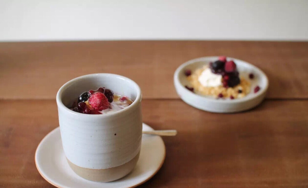 混合浆果冰沙（Mixed Berries Smoothies），85泰铢。居然只卖85泰铢，但比我在其他咖啡馆吃过的都还要好吃。同样采用了5种莓制作而成，从口感可以感觉到一定放了很多果，都是果肉，最后还加入了酸奶和果粒装饰。口感清爽柔滑，而且有奶的香味。