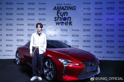 官博更博：#王一博# · 「AmazingFunshionWeek」
精致生活，品味时尚。感谢@精品购物指南 的邀请，祝福25周岁生日快乐，越办越好
今晚的酷Guy少年@UNIQ-王一博 ，一起潮玩，发现真我，遇见未来。[酷]