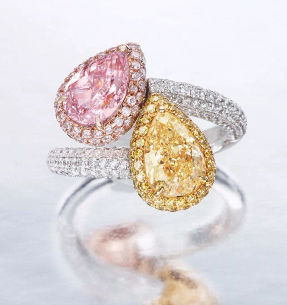 1.51克拉梨形天然淡粉红色VS1净度钻石配1.50克拉梨形天然彩黄色VS2净度钻石及钻石戒指