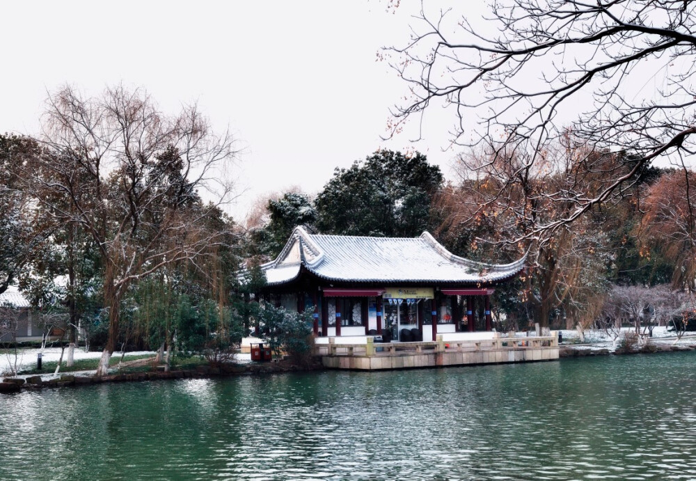 琉璃河上琉璃瓦
琉璃瓦上鎏白花