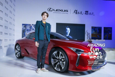 「精品购物指南」x @LEXUS雷克萨斯中国「AmazingFunshionWeek」- Day2 华丽起航，全能idol @UNIQ-王一博 以绿色西装搭配黑色西裤亮相现场，造型时髦又酷感！认真看秀的宝宝可以说是非常可爱了～ ​​​