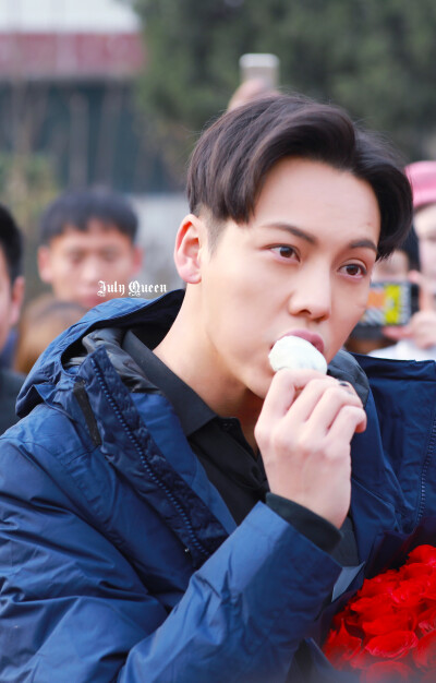 【陈伟霆 William Chan】171121 橙红年代 刘子光 生日探班 2370 x 3708 px (图源：微博 @陈伟霆JulyQueen应援站 weibo.com/6304897439/FwBLXqcIa)