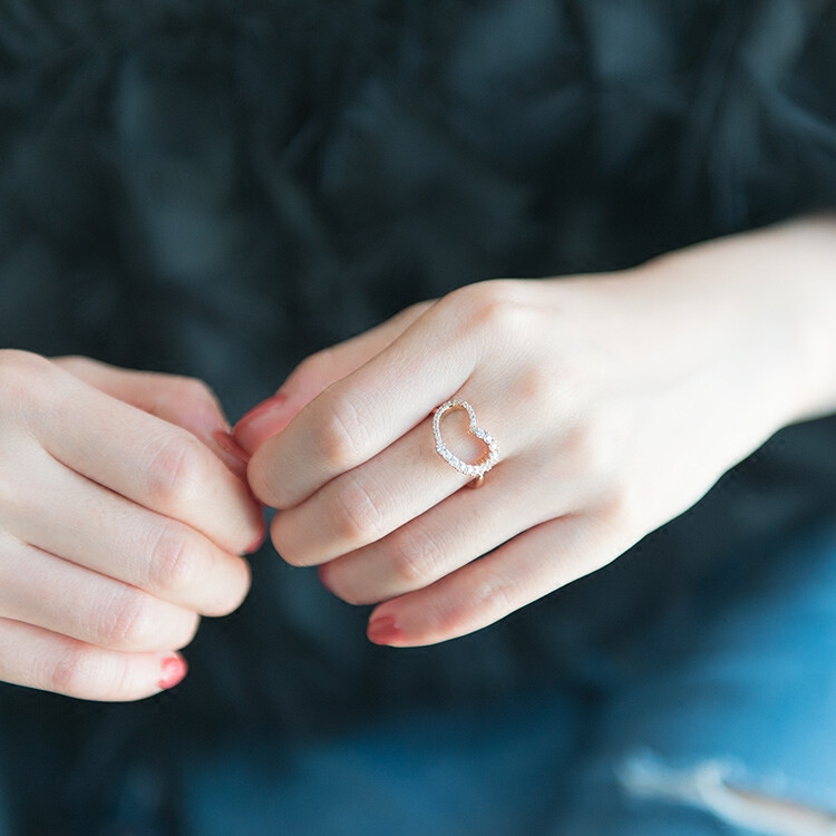 韩国镀18k玫瑰金心形镂空时尚闪钻戒指女学生指环钛钢不褪色