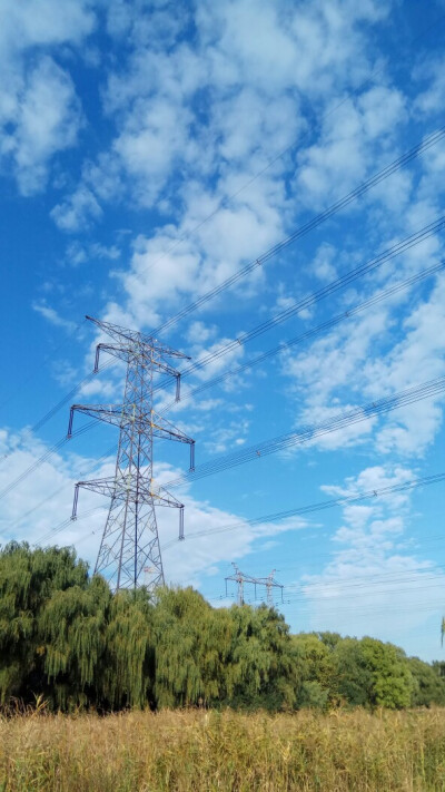 昆山森林公园 遇到好天气了 风景如画 。
像动漫里面的背景 没有滤镜都这么漂亮