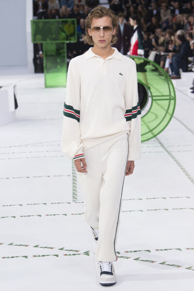 法国时尚品牌 Lacoste 2018 春夏高级成衣 今年是品牌成立85周年，Lacoste回到血统之地法国。艺术总监Felipe Oliveira Baptista打破常规，在经典风格中，融入趣味俏皮的元素，以运动为灵感打造都市衣橱，诠释优雅新态…