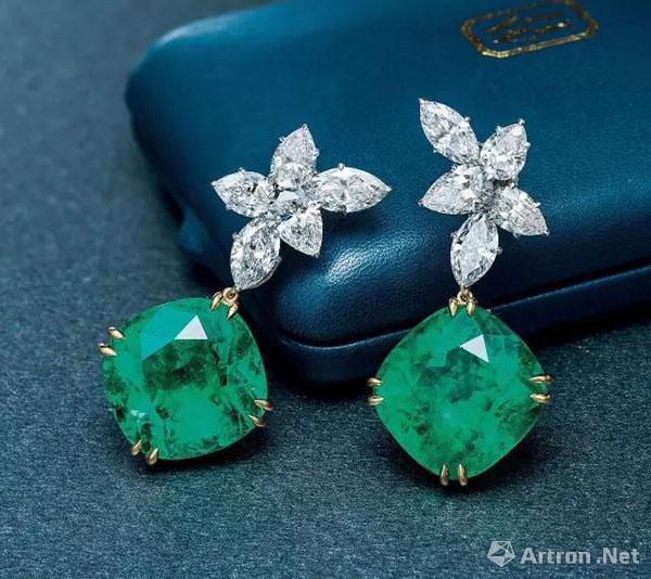 海瑞·温斯顿〔Harry Winston〕设计，30.86及31.24克拉祖母绿配钻石耳环，配镶梨形及榄尖形切割钻石，长约4.6 cm，耳坠可拆分，钻石耳环可单独配戴