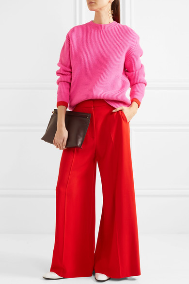 最近几个时装季以来，Stella McCartney 一直致力于完善阔腿裤的设计，最终打造出来的这款 “Darci” 长裤带有轻微压褶，以突显宽大飘逸的裤腿。单品以垂坠感十足的绉纱制成，长度稍许触地，大胆出挑的红色调不仅能与…