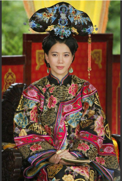 多情江山，孝庄，袁咏仪
这件衣服很有慈禧的风格啊。