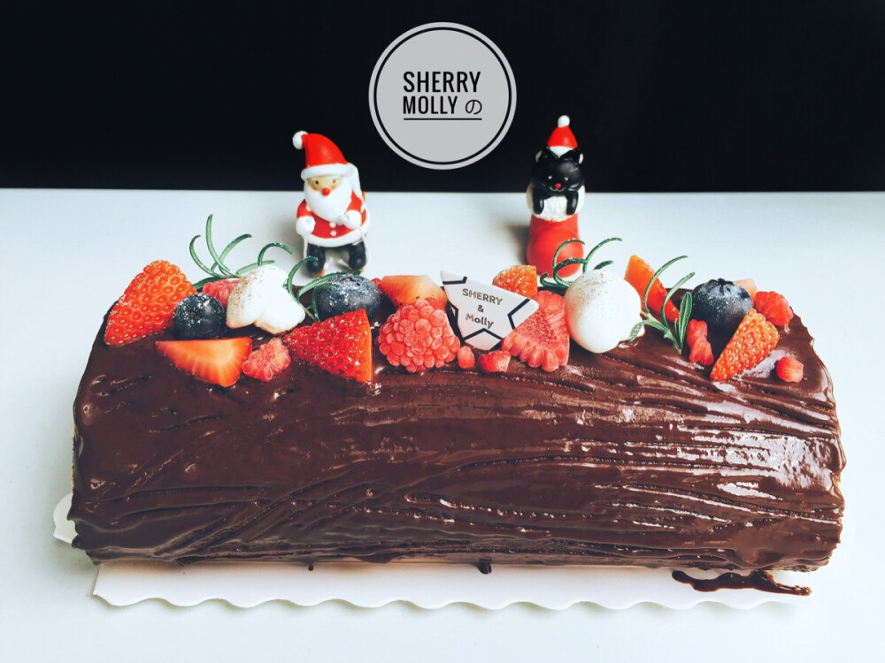 #SHERRY Molly家の下午茶#—『巧克力树根卷』Is a chocolate day ～ 竟然觉得蛋糕卷是有心人才能吃上的小甜点了 我永远不会有现货 客人们也永远没有习惯预定 所以真的有心才能等到这好味吧～
圣诞月快来了呐 美味の卷卷必须要吃起来了喔～