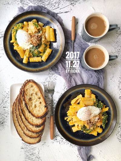 20171127早！今天吃南瓜意面，有羽衣甘蓝和水波蛋哦，红薯sourdough，咖啡☕️。又是一个忙碌的日子，疯狂做蛋糕烤面包！#每日两人份早餐ByFiona# #Fiona的小厨房#