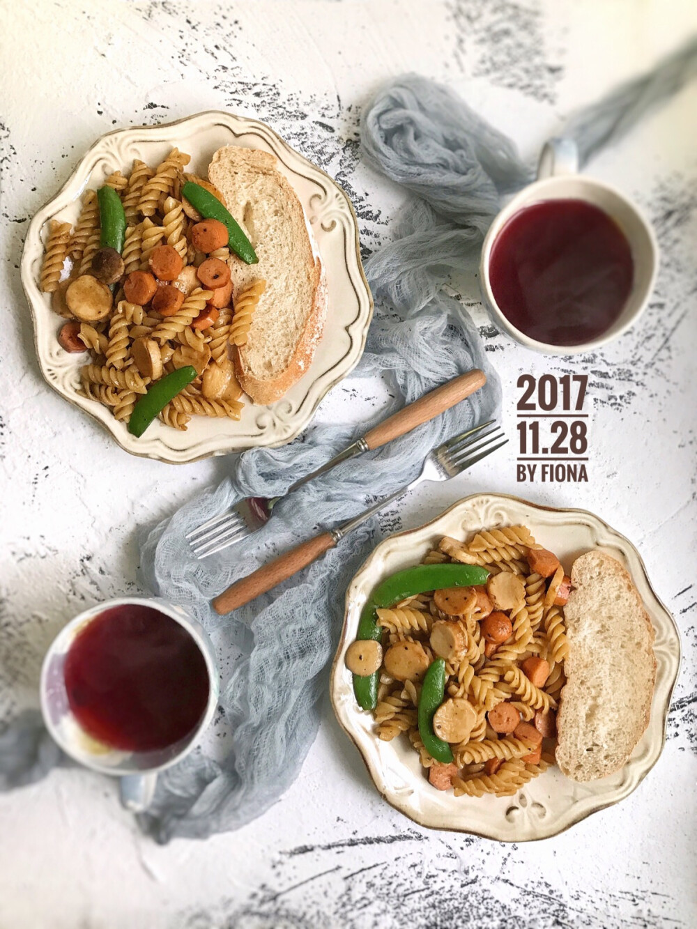 20171128！今天太冷了～早上吃杏鲍菇甜豆香肠螺丝面 黑椒汁超级辣！饮品是百香果醋栗果茶！#每日两人份早餐ByFiona# #Fiona的小厨房#