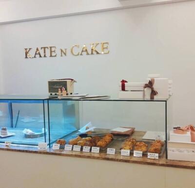 Shop | 位于首尔麻浦区的KATE N CAKE
一家很有人气的甜品店
抹茶蛋糕和新出的水蜜桃蛋糕
都可以说他们家必点的人气单品
一定要提早时间去哦
因为蛋糕很美味总是会…