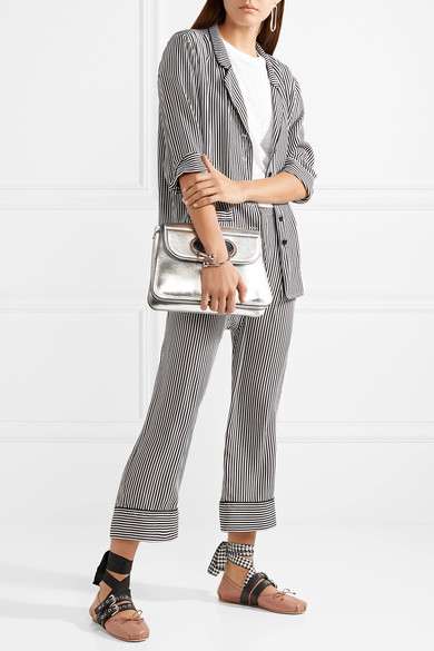 Pernille Teisbaek、Chiara Ferragni 和 Alexa Chung 这几位在时尚圈有话语权的风尚人物，都纷纷向 Miu Miu 的芭蕾平底鞋抛来橄榄枝。这双版本采用柔滑的复古玫瑰色皮革制作于意大利，两根搭扣袢带霸气裹覆足面；方格系带和黑色系带则优雅缠绕脚踝，还可将它们解下，以另一简单造型示人。记得选择短裁裤装，展现出你不输时…