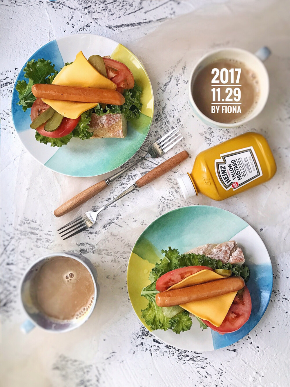 20171129早！ 开光我的猷宝送的新餐盘！好美呀！早餐吃料超级足的全麦热狗三明治 里面有羽衣甘蓝 西红柿 酸黄瓜 车达芝士 热狗肠 我还额外加了芥末酱 好吃！喝一杯咖啡 收拾收拾准备去拿白塔农场的三日鲜鸡蛋 开始准备这两天的订单和周五的市集产品！加油！#每日两人份早餐ByFiona# #Fiona的小厨房#