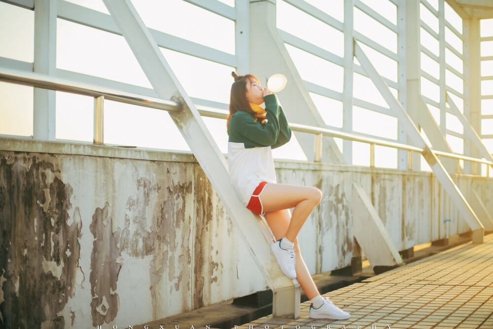 我们去爬楼看夕阳
摄影：洪小漩
出镜：馨培
馨培上次都已经到了火车站了，不巧我突发急性肠胃炎。当时躺在家里，蜷缩在地垫上的我，哆嗦着给她发信息，说明了情况。
馨培回复我，没事啊，小漩，你不用管我的，你快去医院吧，没事的，我大不了回去就是了，你要照顾好自己啊。
错过盛夏，不忍心再错过深秋，这次你来，咱们一起去爬了天台，看杭州的夕阳。一起去吴山夜市，被卖石榴汁的人坑，一起去了南山路，看晚上梧桐树美了一路。