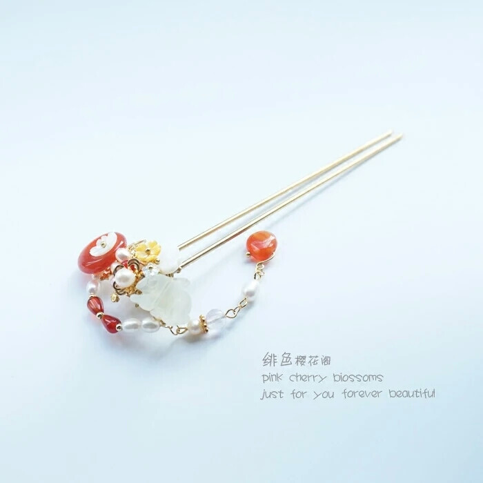 红藕香残玉簟秋。轻解罗裳，独上兰舟。云中谁寄锦书来，雁字回时，月满西楼。花自飘零水自流。一种相思，两处闲愁。此情无计可消除，才下眉头，却上心头。