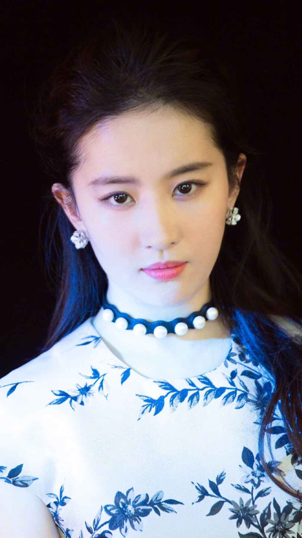 美图系列##2017时装之夜##刘亦菲# @刘亦菲 身着fendi刺绣连衣裙