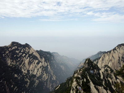 淡蓝色渐层的天空
华山