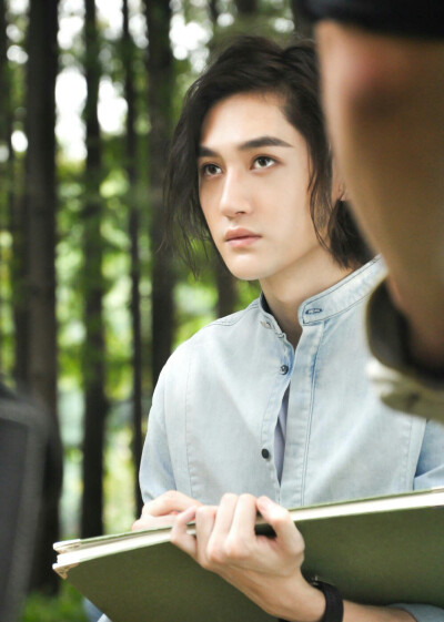 人与人之间，很多时候都是由真诚的信任感联系在一起的。这是人类最纯净最简单的情感。恰如一张白纸，沾上一滴墨水便变脏了。
——早安夏天《推理笔记》