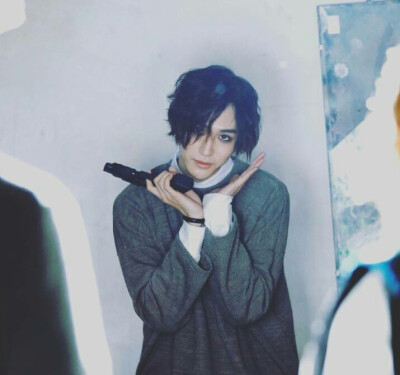 人与人之间，很多时候都是由真诚的信任感联系在一起的。这是人类最纯净最简单的情感。恰如一张白纸，沾上一滴墨水便变脏了。
——早安夏天《推理笔记》