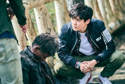 人与人之间，很多时候都是由真诚的信任感联系在一起的。这是人类最纯净最简单的情感。恰如一张白纸，沾上一滴墨水便变脏了。
——早安夏天《推理笔记》