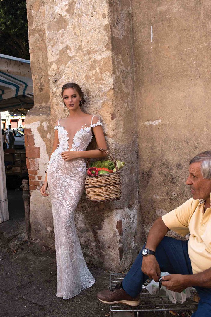 以色列著名婚纱品牌 Berta 旗下前卫婚纱系列 Muse by Berta 释出2018婚纱系列广告大片，品牌新季婚纱以“西西里”为主题，来源： 妮兔时尚网