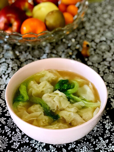 鲜虾馄饨梨颗，翠绿蔬菜鸡颗，一碗清汤，生活安好